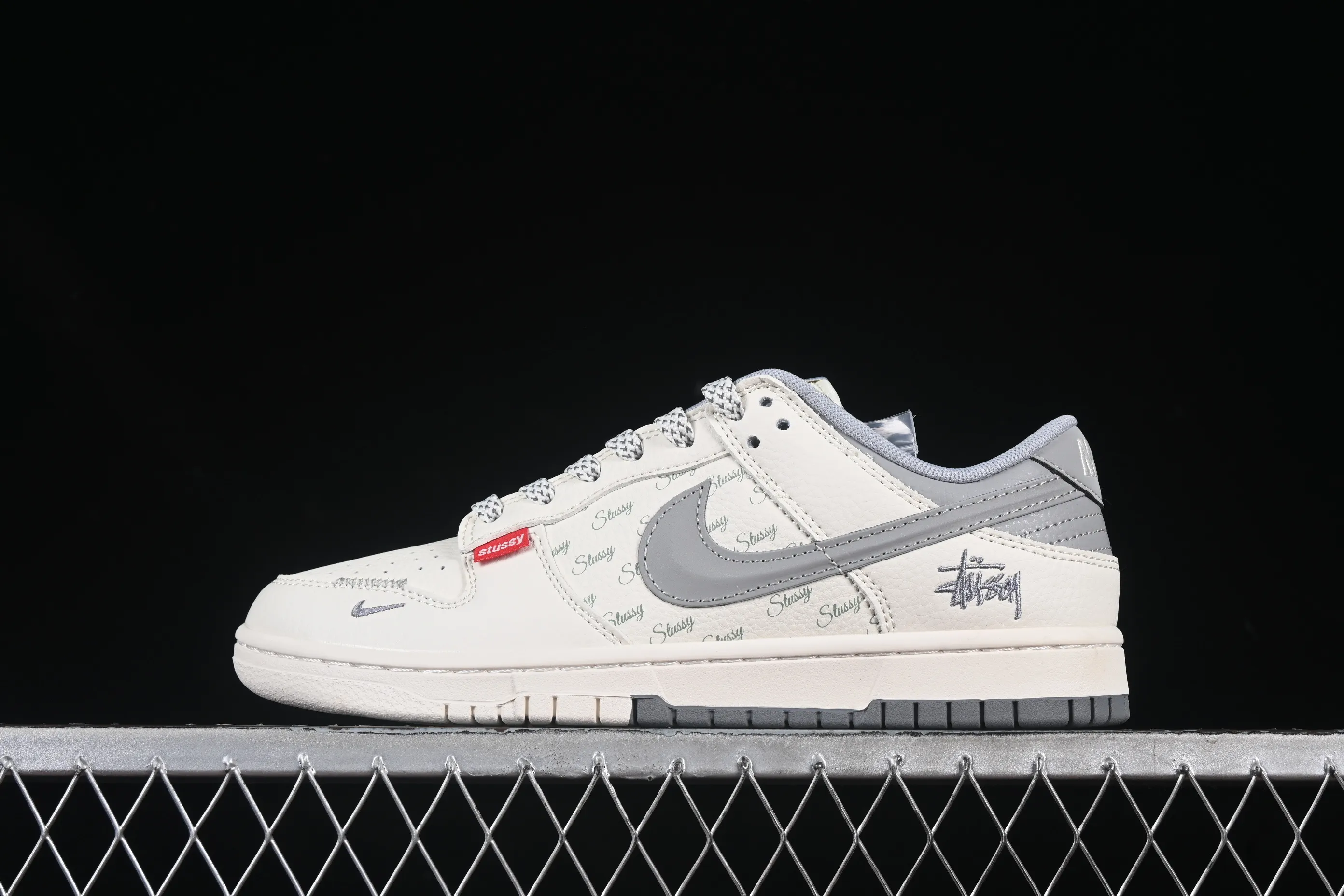 All categories Nk SB Dunk Series Nk SB Dunk Low High-end customized low-top sneakers Nike SB Dunk Low Stusi co-branded three-dimensional gray hook Anniversary high-end customized low-top casual sneakers XS6089-540
